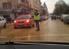 И регулира, и говори по телефона...