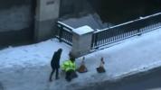 Внимание заледен тротоар