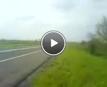 Полицай се опитва да спре Ferrari