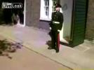 Как да накараме гвардеец да се засмее